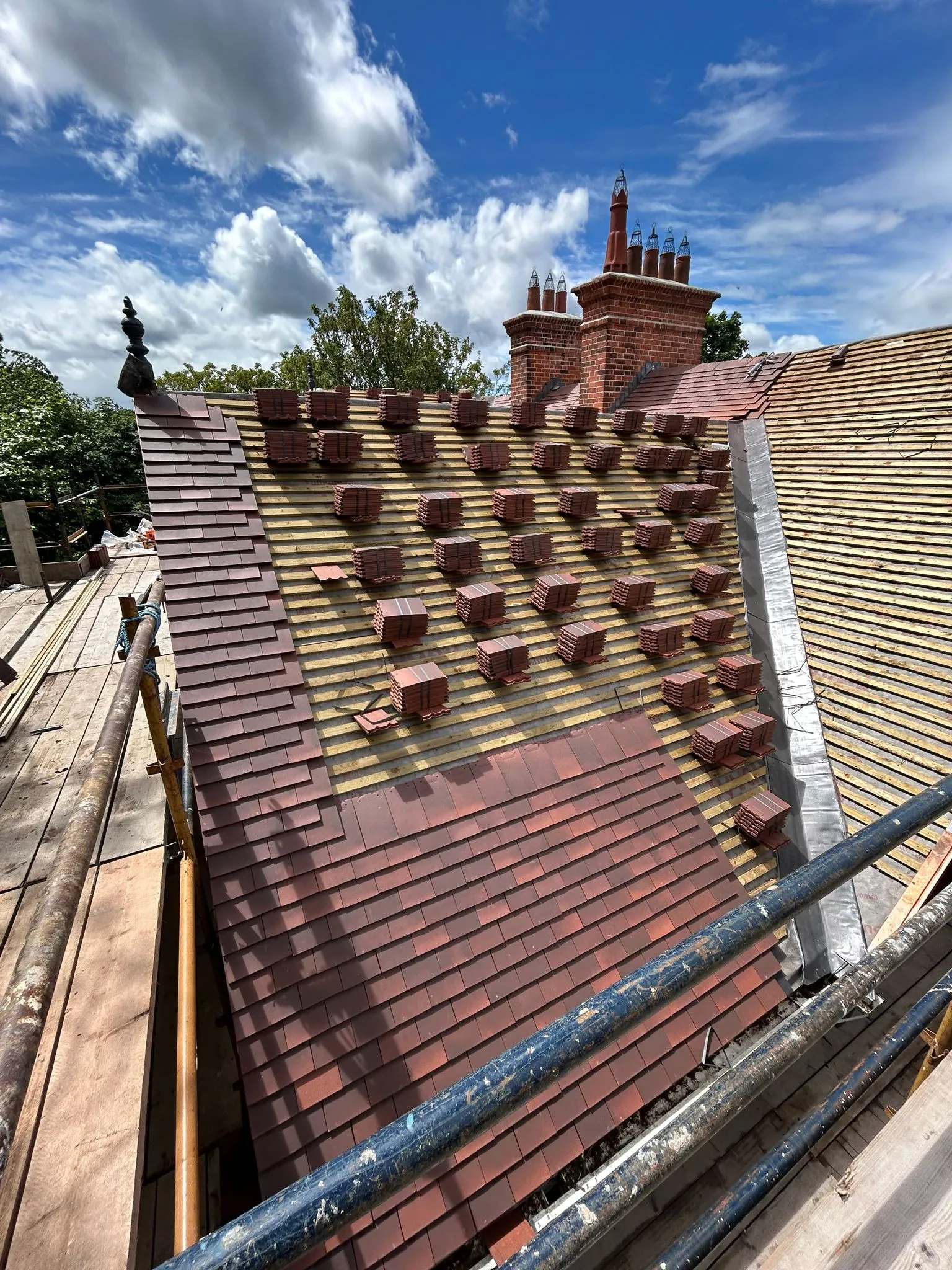 Replacing roof tiles on an old house — photo 5